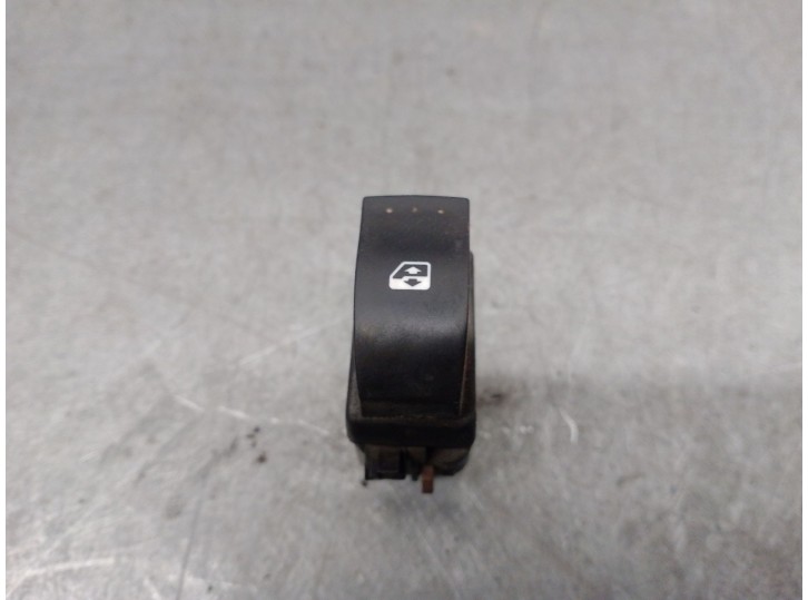 Recambio de mando elevalunas delantero derecho para renault trafic ii autobús (jl) 2.0 dci 115 referencia OEM IAM 8200057321 820