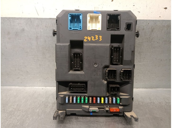 Recambio de caja reles / fusibles para citroën c3 ii 1.4 referencia OEM IAM 9666952280  21569121 VALEO