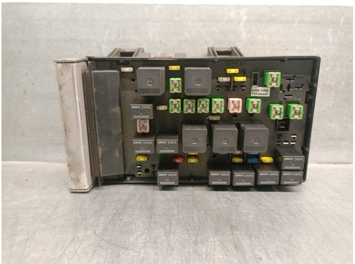 Recambio de caja reles / fusibles para chrysler voyager (rg) 2.8 crd cat referencia OEM IAM 05144579AC  