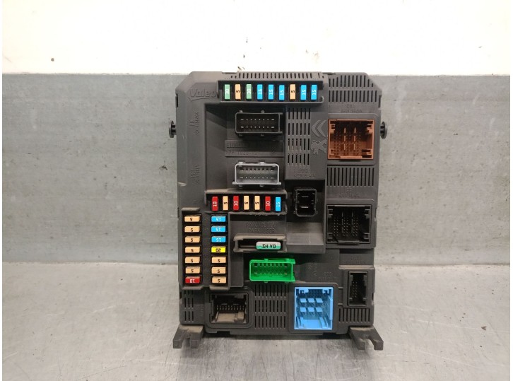 Recambio de caja reles / fusibles para peugeot 208 1.2 12v vti referencia OEM IAM 9807531680  21442033 VALEO