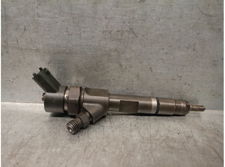 Recambio de inyector para renault scenic ii 1.9 dci diesel referencia OEM IAM 8200100272  0445110110B BOSCH