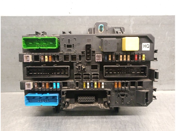 Recambio de caja reles / fusibles para opel zafira b 1.9 cdti referencia OEM IAM 13220831  5DK00866953 HELLA