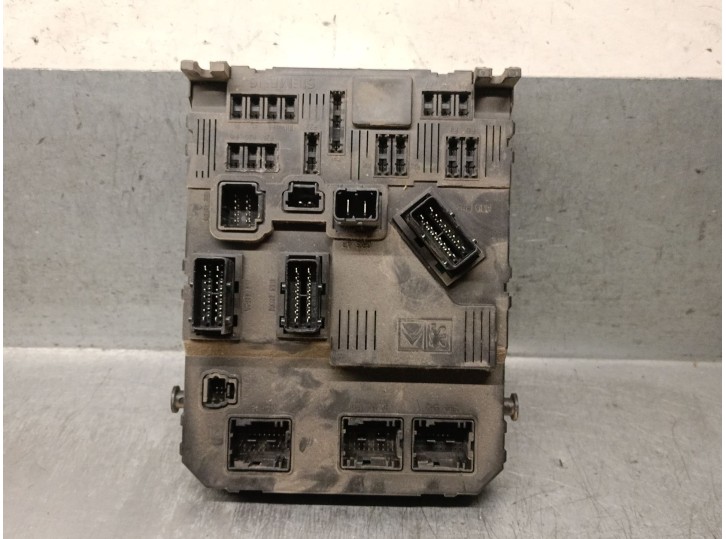 Recambio de caja reles / fusibles para peugeot 206 sw 1.4 hdi referencia OEM IAM 9653667580  S118085320E SIEMENS
