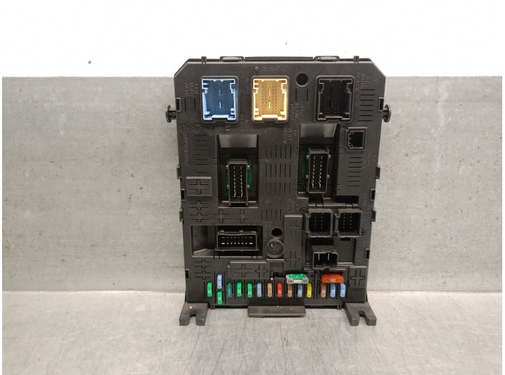 Recambio de caja reles / fusibles para peugeot 308 1.6 16v hdi referencia OEM IAM 96640590800  JOHNSON CONTROLS