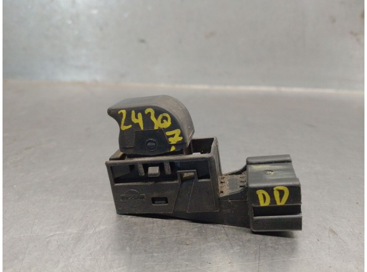 Replacement front right window switch for Nissan Primera Saloon (P11) 2.0 Turbodiesel CAT OEM IAM reference 254112F0