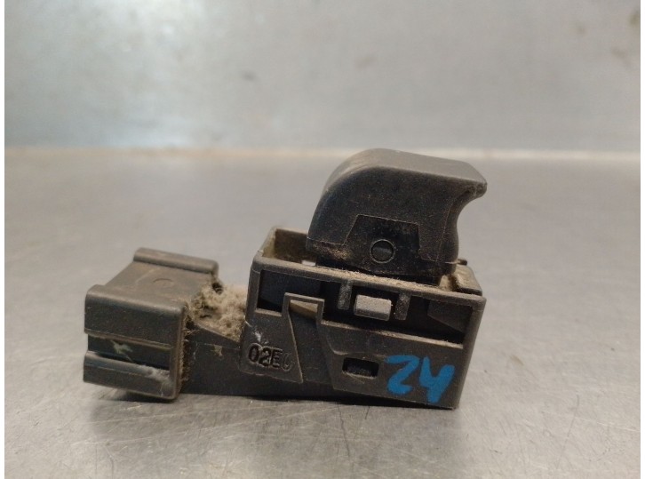 Replacement rear left window switch for Nissan Primera Saloon (P11) 2.0 Turbodiesel CAT OEM IAM reference 254112F0