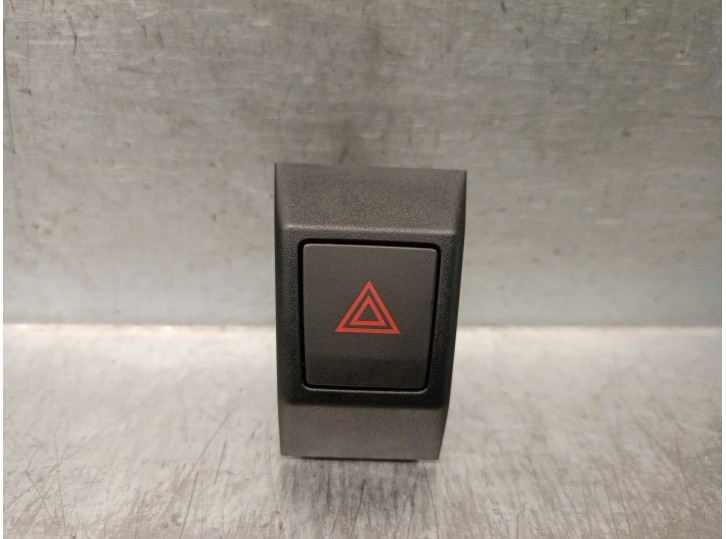 Replacement hazard warning switch for Seat Leon (KL1) 1.0 TSI OEM IAM reference 6F0953235 6F0953235 