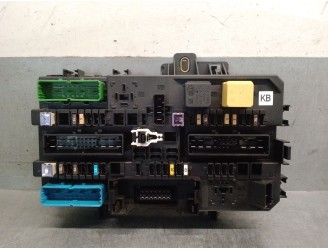 Recambio de caja reles / fusibles para opel astra h ber. 1.7 16v cdti referencia OEM IAM 94700786 5DK009908 HELLA