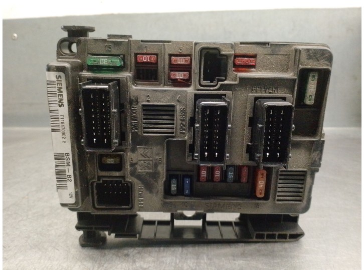 Recambio de caja reles / fusibles para citroën berlingo 1.9 diesel referencia OEM IAM 9643498980  T118470002E SIEMENS
