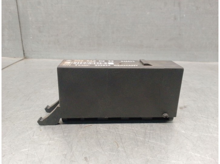 Replacement relay for Mercedes-Benz C-Class (W202) saloon 1.8 16V cat OEM IAM reference 2025420232 332824 TEMIC