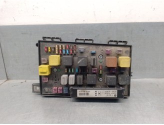 Recambio de caja reles / fusibles para opel astra h berlina 1.9 cdti referencia OEM IAM 13206754 HELLA
