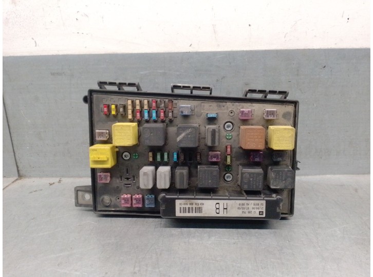 Recambio de caja reles / fusibles para opel astra h berlina 1.9 cdti referencia OEM IAM 13206754 HELLA