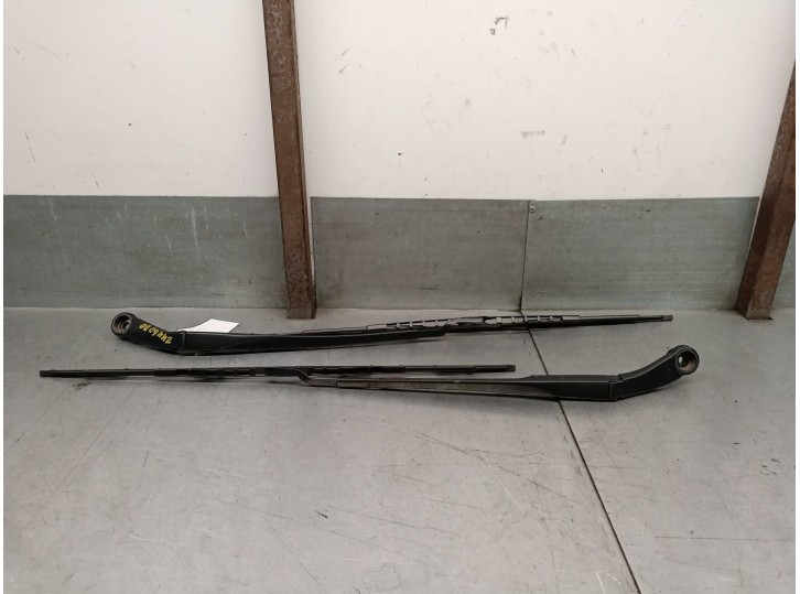 Replacement front right wiper arm for Kia Carens IV 1.7 CRDi OEM IAM reference 98321A4000 98311A4000 