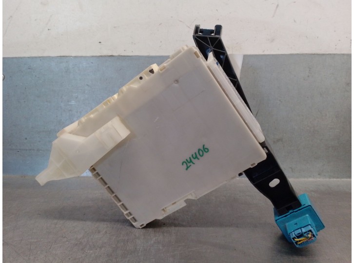 Recambio de caja reles / fusibles para toyota auris 1.8 16v cat referencia OEM IAM 8273012T70  