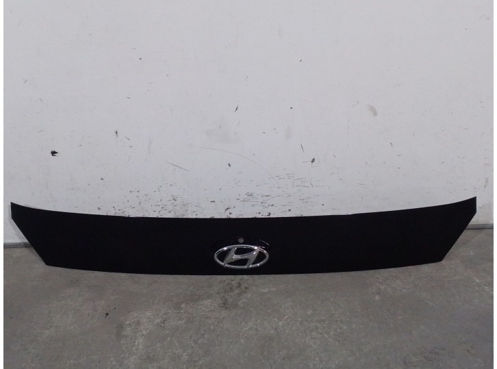 Recambio de molduras traseras para hyundai bayon (bc3) 1.2 mpi referencia OEM IAM 87311Q0400 87311Q0410 