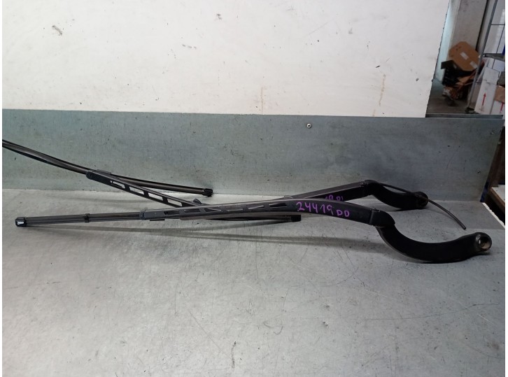 Replacement front right wiper arm for Jaguar XF 2.7 V6 Diesel Premium Luxury OEM IAM reference 8X2317526BD C2Z2265 