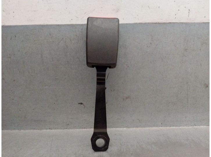 Recambio de enganche cinturon delantero izquierdo para skoda felicia combi (795) 1.6 referencia OEM IAM 6U0857756C 6U0857756 330
