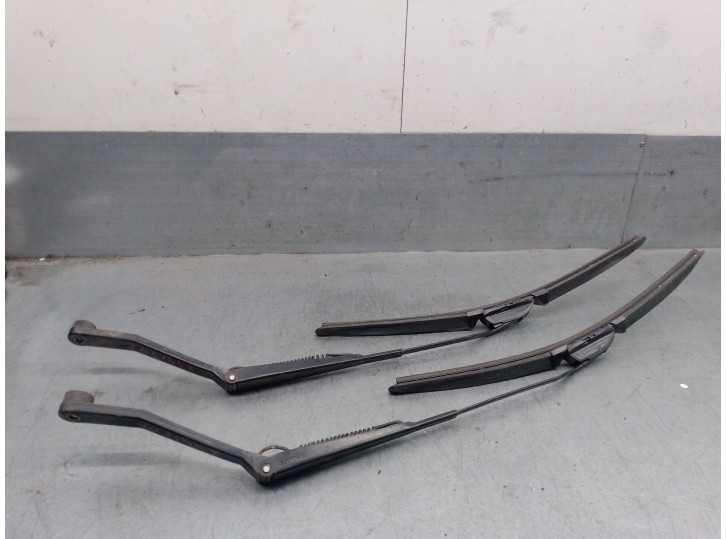 Recambio de brazo limpia delantero derecho para tata safari ex safari 4x4 2.0 referencia OEM IAM 483DLTC49  