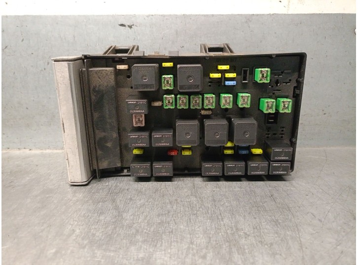 Replacement fuse/relay box for Chrysler Voyager (RG) CRD CAT OEM IAM reference 04727480AC 