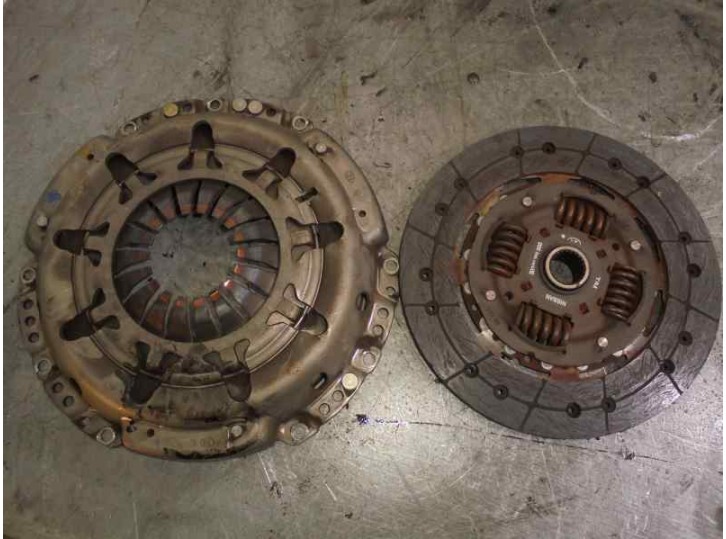 Replacement clutch kit for Nissan Almera (N16/E) 2.2 16v turbodiesel cat OEM IAM reference 1A0311 LUK