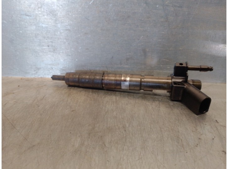 Replacement injector for BMW 3 Series saloon (E90) 2.0 turbodiesel CAT OEM IAM reference 779787705 0445116001 BOSCH