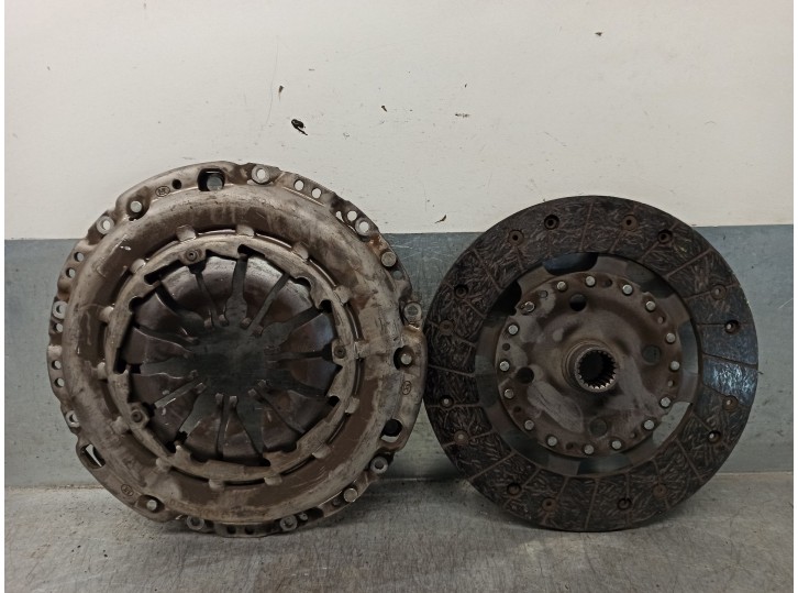 Replacement clutch kit for Nissan Pulsar (C13) 1.5 turbodiesel cat OEM IAM reference 302107571R 