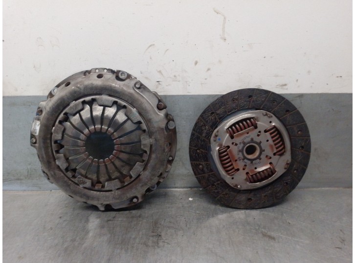 Recambio de kit embrague para dacia sandero ii 0.9 tce cat referencia OEM IAM 302052515R  