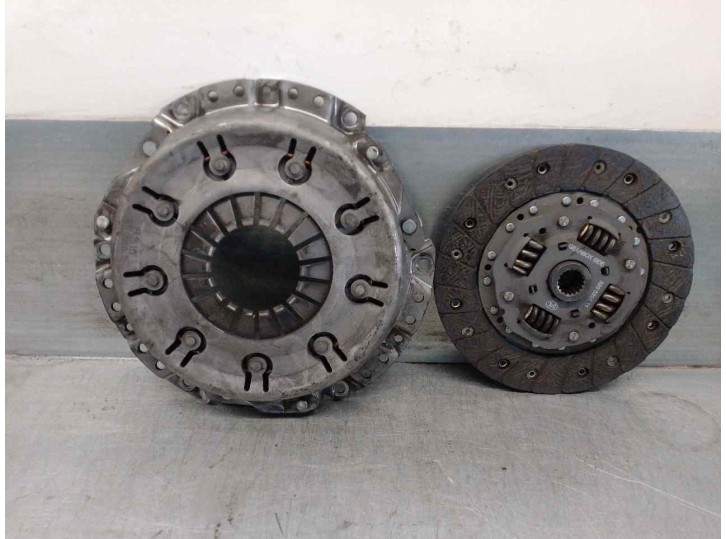 Replacement clutch kit for Nissan Primera sedan (P12) 1.6 CAT OEM IAM reference 30100AU010 
