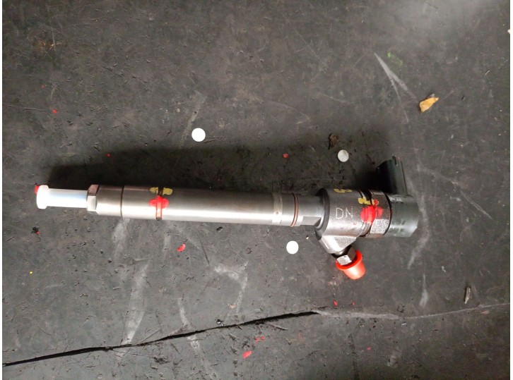 Replacement injector for Volvo S80 II (124) D5 AWD OEM IAM reference 30777526 