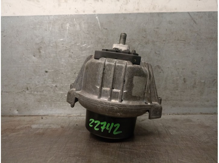 Replacement right engine mount for BMW 3 (E90) 320 d OEM IAM reference 22116773742 22116773742 