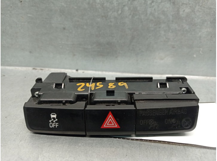 Replacement hazard warning switch for Opel Mokka X 1.6 CDTI DPF OEM IAM reference 95016183 1240872 