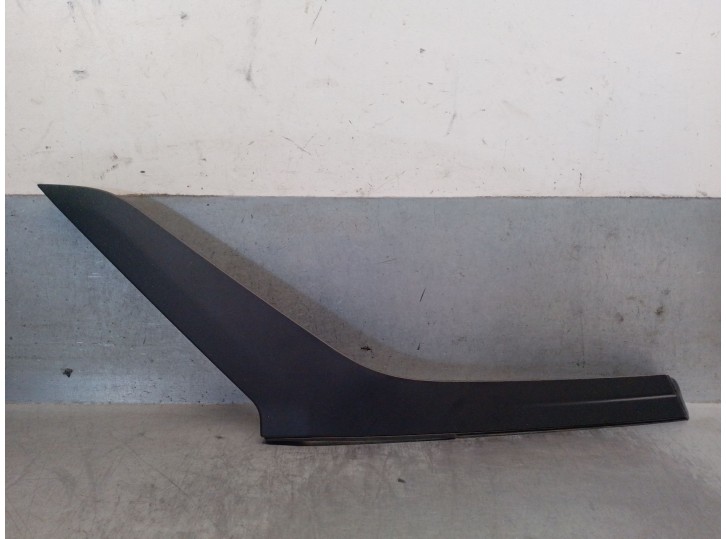 Recambio de molduras traseras para jeep avenger 1.2 referencia OEM IAM 7357681310 