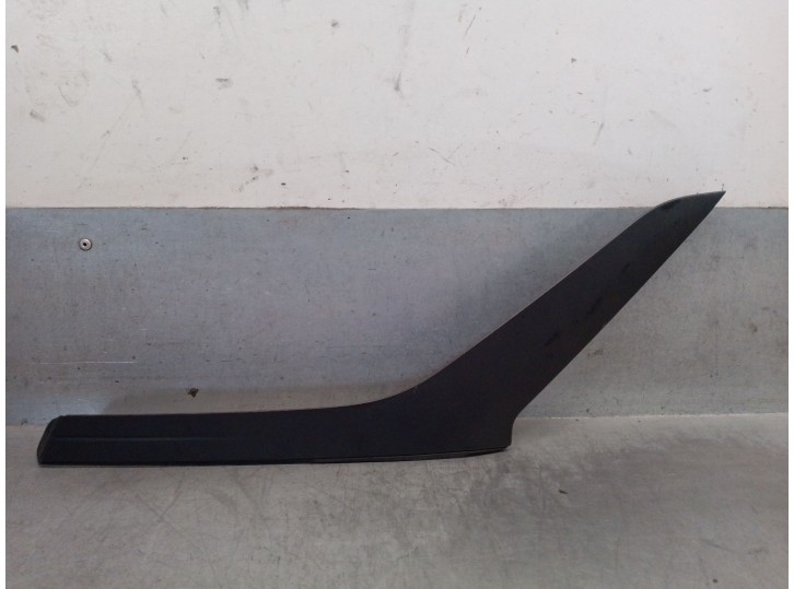 Recambio de molduras traseras para jeep avenger 1.2 referencia OEM IAM 7357681320  