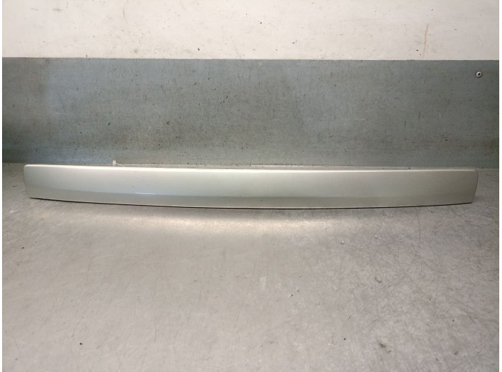 Recambio de molduras traseras para toyota auris (_e15_) 2.0 d-4d (ade150_) referencia OEM IAM 7680102250 7681102180 