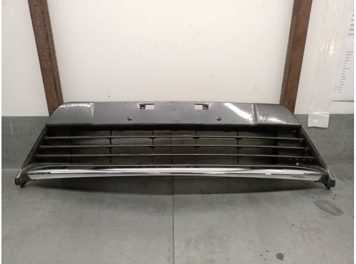 Recambio de rejilla paragolpes central para toyota auris (_e18_) 1.8 hybrid (zwe186) referencia OEM IAM 5311202390 5311202410 