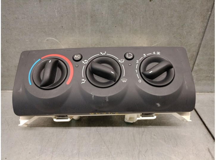 Recambio de mando calefaccion / aire acondicionado para renault clio ii fase ii (b/cb0) 1.2 referencia OEM IAM 8200147180 770104