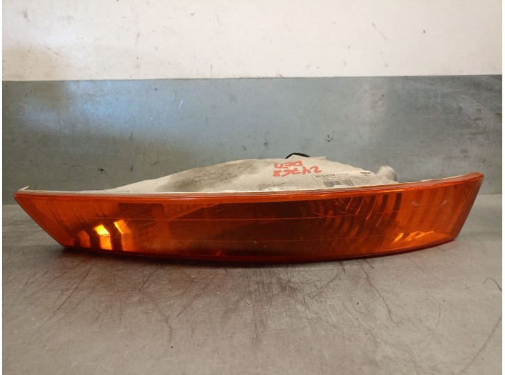 Replacement right front light for Renault Trafic closed box van (ab 4.01) 1.9 diesel OEM IAM reference 8200007030 8200007