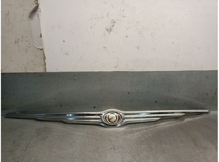 Replacement emblem for Chrysler Grand Voyager V (RT) 2.8 CRD OEM IAM reference 55370000AA 55370000AA 