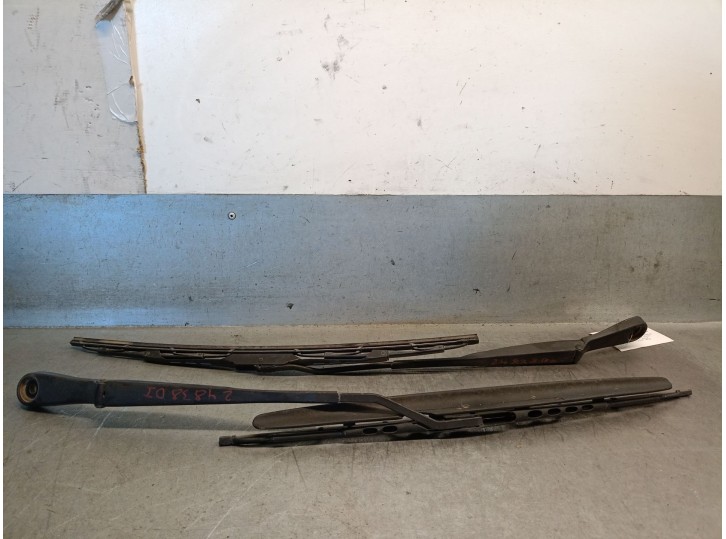 Recambio de brazo limpia delantero derecho para jeep gr.cherokee (wj/wg) 3.1 td cat referencia OEM IAM 55156112AA 5012605AA 