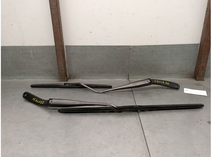 Recambio de brazo limpia delantero derecho para renault arkana i (lcm_, ldn_) 1.6 e-tech 145 (ldmu) referencia OEM IAM H4MC6 H4M