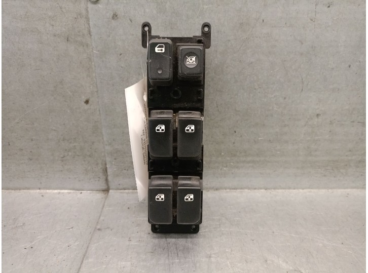 Recambio de mando elevalunas delantero izquierdo para kia carens iii monospace (un) 2.0 crdi 115 referencia OEM IAM 935701D2013W