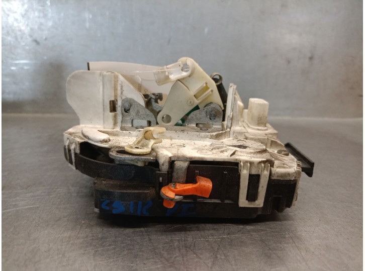 Replacement front left door lock for Chrysler Grand Voyager V (RT) 2.8 CRD OEM IAM reference P04589417AE 45894