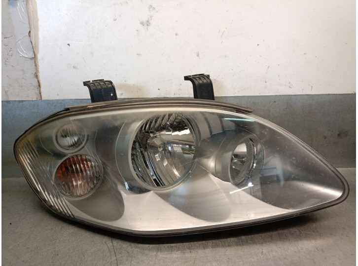 Recambio de faro derecho para ssangyong rodius i 2.7 xdi referencia OEM IAM 8310221305 8310221305 