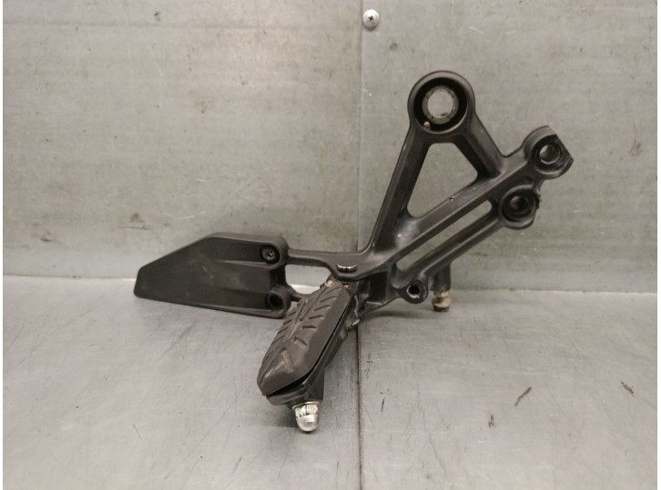 Recambio de estribos laterales para ktm duke 125 duke abs referencia OEM IAM JP113013 93003140033 