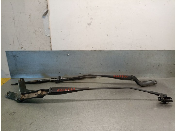 Recambio de brazo limpia delantero derecho para ford focus c-max (dm2) 2.0 tdci referencia OEM IAM 3M5117526CA 1628979 