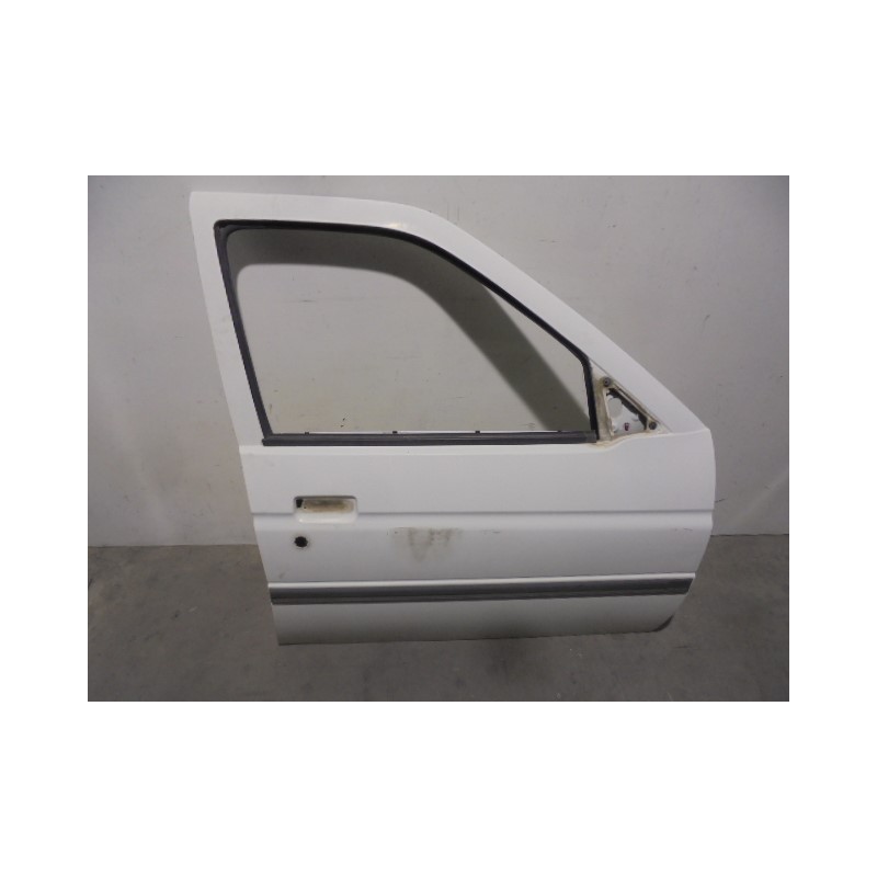 Recambio de puerta delantera derecha para ford orion cl referencia OEM IAM 6871073 BLANCA 5 PUERTAS