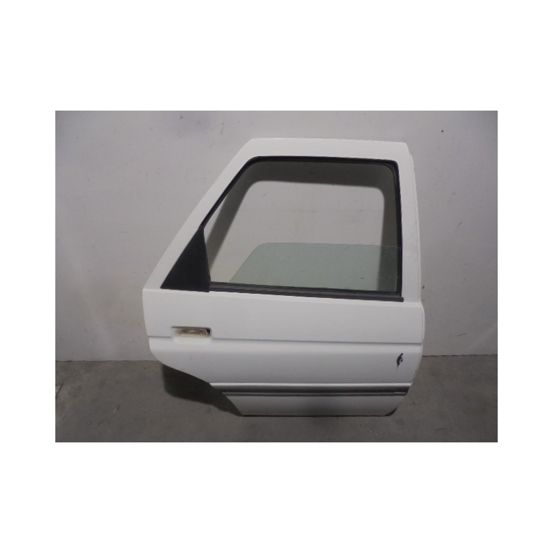 Recambio de puerta trasera derecha para ford orion cl referencia OEM IAM 6871837 BLANCA 4 PUERTAS