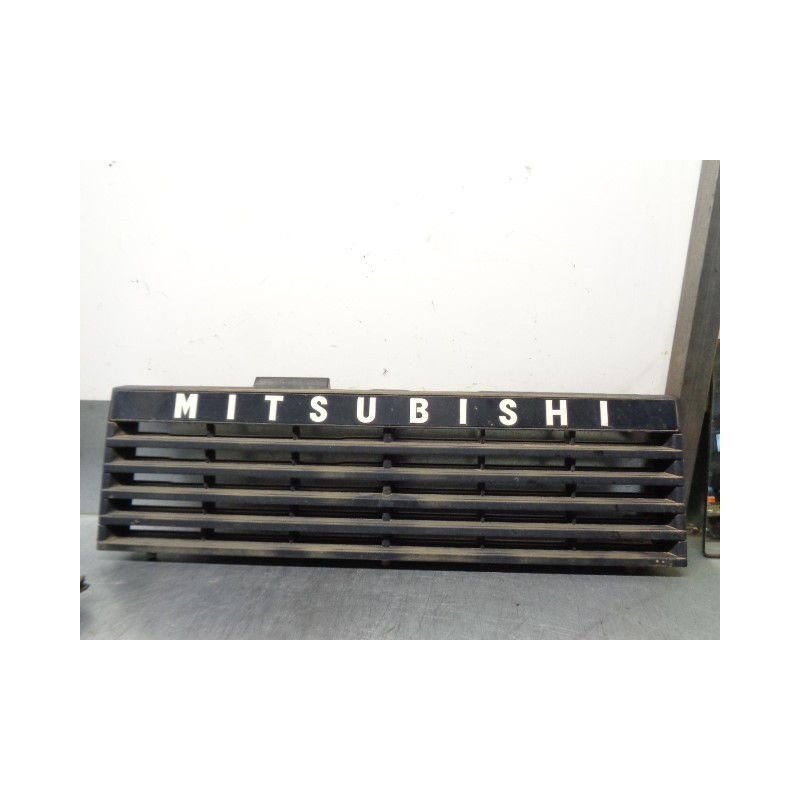 Recambio de rejilla delantera para mitsubishi montero (l040) 2.5 turbodiesel referencia OEM IAM MB383527 MB404619 