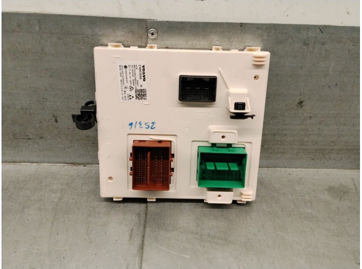 Recambio de caja reles / fusibles para volvo xc60 ii (246) b5 mild-hybrid awd referencia OEM IAM 31684742AA 