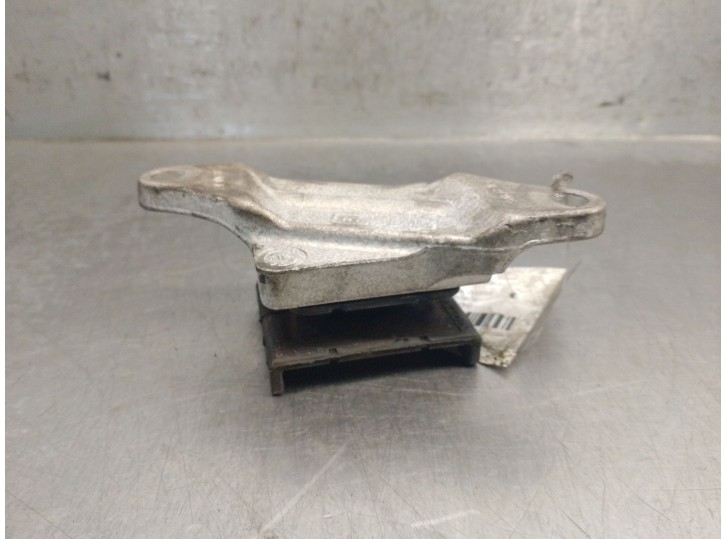 Replacement engine mount for Volvo XC60 II (246) B5 mild-hybrid AWD OEM IAM reference 31681177 31681177 